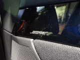 車内音響に合わせてチューニングされた専用スピーカーのBOSEシステム。奥行きのある澄んだ音と驚きの臨場感で、移動時間をプレミアムな音楽空間へと進化させます。