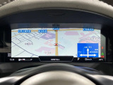 未来のコックピットのような運転席!ハンドルの奥の高画質画面は、スマホのように着せ替えできます。スピードメーターだけではなくナビの地図を画面いっぱいに映せるため、目線を外さず安全に運転できます。