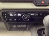 エアコンは勿論フルオート☆運転席にはシートヒーターが付属しております!