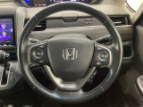 ハンドルにHondaセンシング系のクルーズコントロールやレーンキープアシストなどのスイッチと、オーディオの操作スイッチが装備されています。ハンドルから手を離さず安全に操作できます。