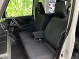 機能的な操作系がまとめられた運転席。直感的に操作でき、運転に集中できます。