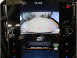 後方映像を11.6インチディスプレイに表示し、ステアリング連動ガイドラインが駐車をサポート。さらに後退時はリヤ4センサーが障害物を検知し、必要に応じてブレーキが作動します。