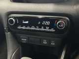 オートエアコンは温度を設定するだけで、自動で風量などを設定してくれます。運転しながら操作も必要ないので、安全性も向上します。