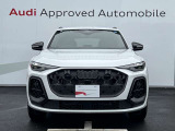 シングルフレームグリルはAudiの象徴的なデザイン要素であり、一目でAudiとわかるスタイル、大きくて迫力のある形状が車のスポーティな印象を強調しており、魅力的なデザインとなっています。