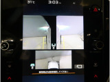左右のサイドカメラ映像を同時に表示し、車両周囲の死角をしっかりカバー。狭い道や駐車時の接触リスクを減らし、安心して操作できる視界を確保します。
