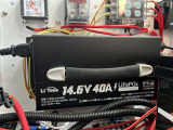 LiTimeバッテリチャージャーは、12VのLiFePO4バッテリー専用に設計されたACバッテリー充電器です。キャンピングカー・車中泊用サブバッテリーやソーラー蓄電システム、幅広い用途で安全かつ効率的な充電が可能です。