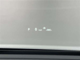 フロントガラスに情報投影するHUD付き。視線移動を最小限に、安全運転を支援します。