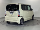 スライドドアは通常のドアに比べて、車のボディーに対し平行に開閉し、開けてもスペースを取りません。出入り口が大きいドアはお子様のいるご家庭はもちろん、混んだ駐車場でも大活躍です!