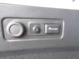 ラゲッジルームにはAC電源が付いて便利です。