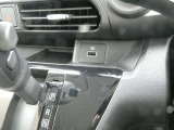 スマホ充電もお任せください。USB端子が備わっています。日産大阪UCARS東大阪大阪です。人気のデイズXがベージュ色で登場です。ぜひご来店の上現車をお確かめください。