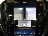 左右のサイドカメラ映像を同時に表示し、車両周囲の死角をしっかりカバー。狭い道や駐車時の接触リスクを減らし、安心して操作できる視界を確保します。