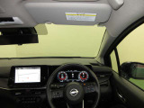 ドライバー目線で、使いやすく安全操作性と良好な視界を実現した運転席です。