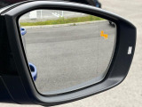 後側方の車両を検知してドライバーへ注意を促すレーンチェンジアシストを標準装備。