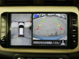 ギアを『R』に入れるとナビ画面に、まるで雲の上から覗いているような映像が映り、駐車をサポートしてくれます。
