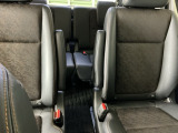 車外に出なくても運転席から3列目シートまで移動が可能です。子育てや荷物が多いときなど利便性が高いです