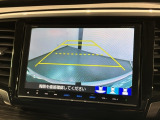 リバースギアに入れるだけで後方の表示へ切り替わります。夜間や雨の日の駐車も楽になりますよ。