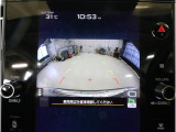 後方の映像を車内の11.6インチディスプレイに表示。 ステアリング操作に連動して動くガイドラインが、駐車や車庫入れをよりスムーズにサポート。狭いスペースでも安心して操作できる頼れる機能です。