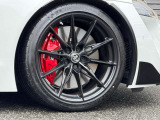 brembo製・大径4ポッド対向ブレーキキャリパー(2025年モデル)・GRロゴ入りレッドキャリパー。
