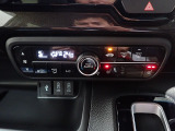 運転席からも手が届きやすく、操作しやすい空調コントロールパネル。オートエアコンなので操作の煩わしさが無くオールシーズン快適にドライブできます。快適空間で運転に集中できますね。