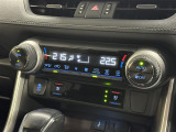【左右独立オートエアコン】左右独立型、いわゆるデュアルエアコンです。運転席と助手席でそれぞれお好みの温度を設定可能です。
