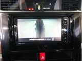 サイド用のカメラを装備。狭い道路での走行や車両側方の寄せを助け、視界を広げてスムーズな操作に役立つ装備です。