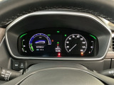 メーターの横に液晶カラーディスプレーを装備。航続可能距離等の情報やHonda SENSINGの注意・警告を表示します!