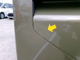 運転席側リアフェンダーにへこみキズがあります。