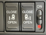 【両側パワースライドドア】スマートキーや運転席のスイッチで後席両側スライドドアの開閉が可能♪電動だから力を入れてドアを開ける必要が無く、小さなお子様でも簡単に開け閉めでき快適です♪
