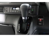 インパネシフトだから視線の移動も少なく足元もスッキリ♪運転席もゆったりしているのでゆとりを持ってドライブできますね!