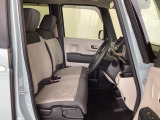 フロントシートはベンチシートです。ベンチシ―トは運転席と助手席の移動もスムーズ!狭い駐車場での乗り降りに便利です。シートの間にコンソールボックスやドリンクホルダーがないため、車内空間も広く感じます