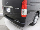力を入れずにやさしく閉めても半ドアの心配がないイージークローザーをバックドアとスライドドアに装備しています。