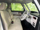 明るい室内空間は、開放感にあふれています。運転席からの視界も広く、運転に集中できます。快適なドライブをお楽しみください。