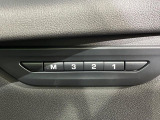 ボタン一つで自分好みの運転位置を一瞬で再現します!シートや鏡の位置を記憶できるので、家族で運転を交代してもすぐにベストな姿勢に戻せます。細かく電動調節でき、長距離ドライブでも疲れず快適です。