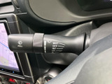 雨天時でもクリアな視界を確保できるワイパーレバー。操作も簡単で、安全な運転をサポートします。雨の日も快適なドライブを楽しめます。