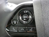 【ステアリングスイッチ】ステアリングから手を伸ばさなくても簡単にオーディオコントロールできますので、安全ですね。