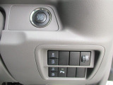 ボタン1つでエンジンを始動【キーレスプッシュスタート】!各機能のスイッチは運転席から操作ラクラク。