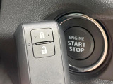 【キーレススタートシステム】カバンやポケットに入れたままでもドアの施錠・解錠が可能なスマートキーを装備。エンジンのオン・オフ時もカギを取り出す必要が無いからとっても便利です♪