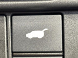 【パワーバックドア】スマートキーや運転席のボタンを押すだけでリアゲートが自動で開閉します!荷物を持っている時や、高い位置にあるバックドアを閉める際に便利な機能です♪