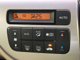 【オートエアコン】一度お好みの温度に設定すれば、車内の温度を検知し風量や温度を自動で調整。暑い&hellip;寒い&hellip;と何度もスイッチ操作をする必要はありません。快適な車内空間には必須の機能ですね♪