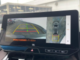 【パノラミックビューモニター】専用のカメラにより、上から見下ろしたような視点で360度クルマの周囲を確認することができます☆死角部分も確認しやすく、狭い場所での切り返しや駐車もスムーズに行えます。