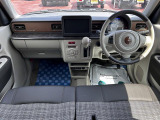 [フロントシート]インパネにシフトが付いているので足元広々!運転席から助手席の移動も楽々♪どちらからでも乗り降り出来るので、狭い場所の乗り降りも楽ちんですよ♪