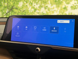 多彩な機能を搭載したディスプレイ。ラジオや音楽、Bluetooth接続で快適なドライブをサポートします。直感的な操作で、お好みのコンテンツをすぐに楽しめます。