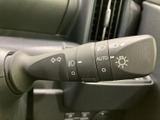 操作しやすいウインカーレバーは、スムーズな車線変更をサポート。安全運転に欠かせない機能です。