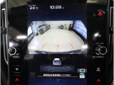 後方映像を11.6インチディスプレイに表示し、ステアリング連動ガイドラインが駐車をサポート。さらに後退時はリヤ4センサーが障害物を検知し、必要に応じてブレーキが作動します。