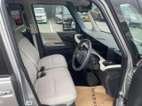 ◆前面ドア運転席◆ドアの開口が広く乗降ラクラク。シートの幅も広く運転していてもストレスを感じません。足元も広く快適なドライブを演出してくれます。