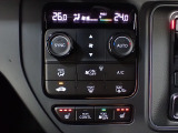 運転席からも手が届きやすく、操作しやすい空調コントロールパネル。オートエアコンなので操作の煩わしさが無くオールシーズン快適にドライブできます。快適空間で運転に集中できますね。