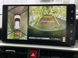 後方確認をサポートするモニター画面。駐車時の安全性を高めます。ガイドライン表示で、狭い場所でもスムーズな駐車が可能です。安心ドライブをサポートします。