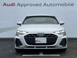 シングルフレームグリルはAudiの象徴的なデザイン要素であり、一目でAudiとわかるスタイル、大きくて迫力のある形状が車のスポーティな印象を強調しており、魅力的なデザインとなっています。