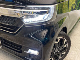 【LEDヘッドライト】悪天候や夜間走行時も良好な視界を確保し安心して運転できる高輝度LEDヘッドライトを装備!点灯速度が早く、消費電力も抑えられています。