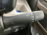 操作しやすいウインカーレバーで、安全な車線変更をサポート。直感的な操作感で、運転に集中できます。オート機能も便利です。